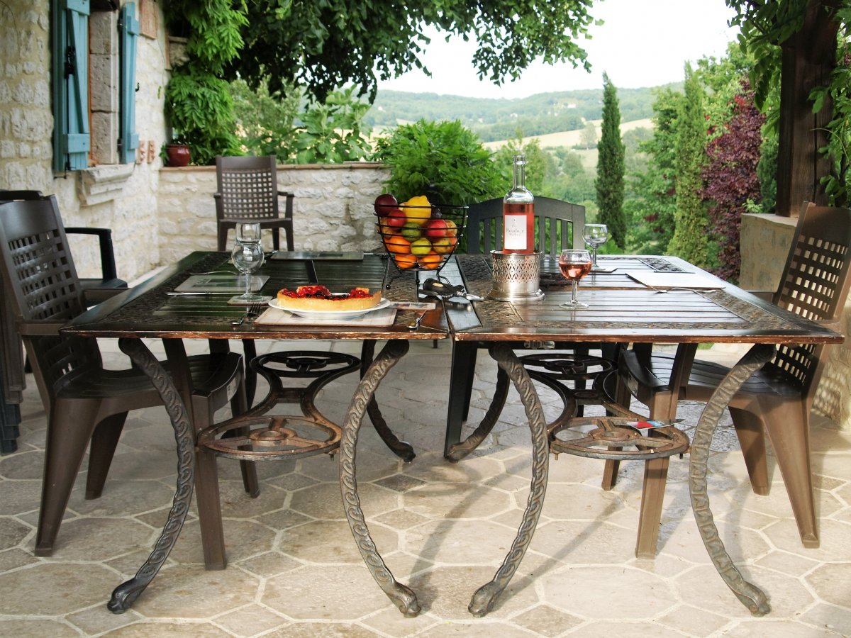 Nougayrede Bas - dining terrace